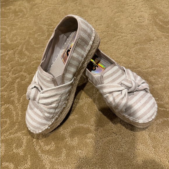 Adorable canvas tan and white espadrille. - Picture 3 of 5